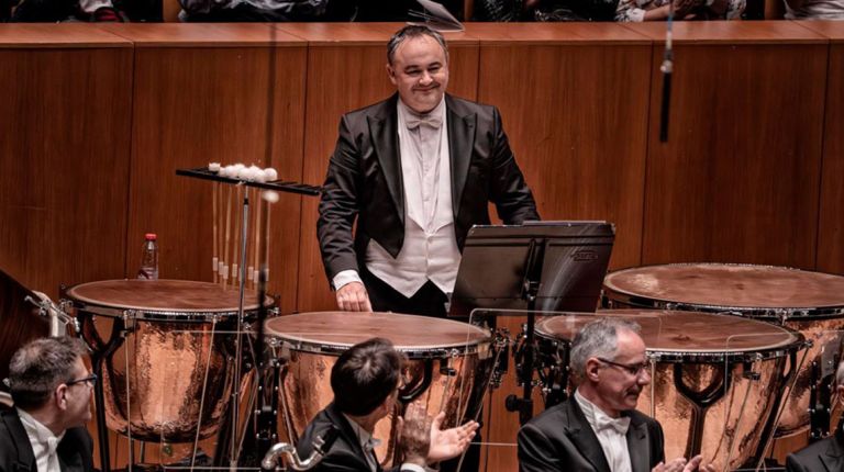 La Orquesta de València estrena el concierto para timbales Storm of Strikes de Óscar Navarro, dirigida por Alexander Liebreich y con el solista Javier Eguillor