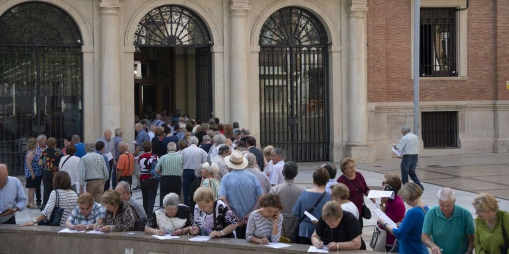  Cientos de mayores castellonenses solicitan su plaza en el Castellón Sénior de la Diputación