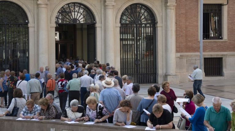 Cientos de mayores castellonenses solicitan su plaza en el Castellón Sénior de la Diputación