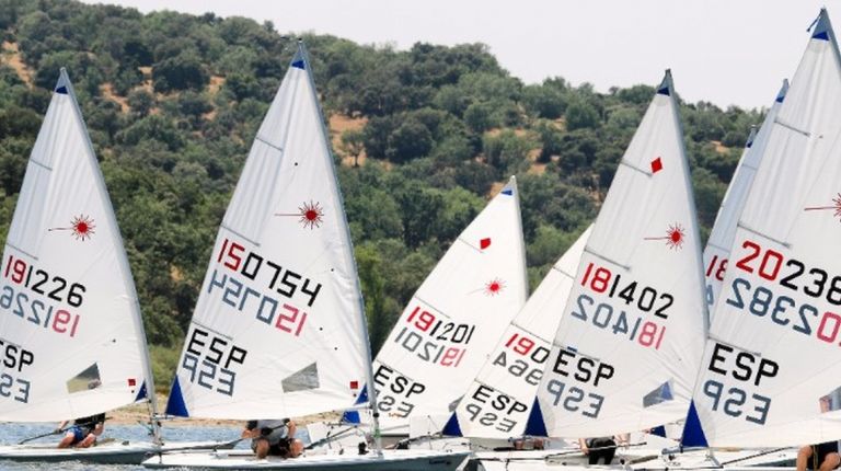 Oscar López y Ander Carmona se colocan líderes de la Copa de España Laser en Guadalix