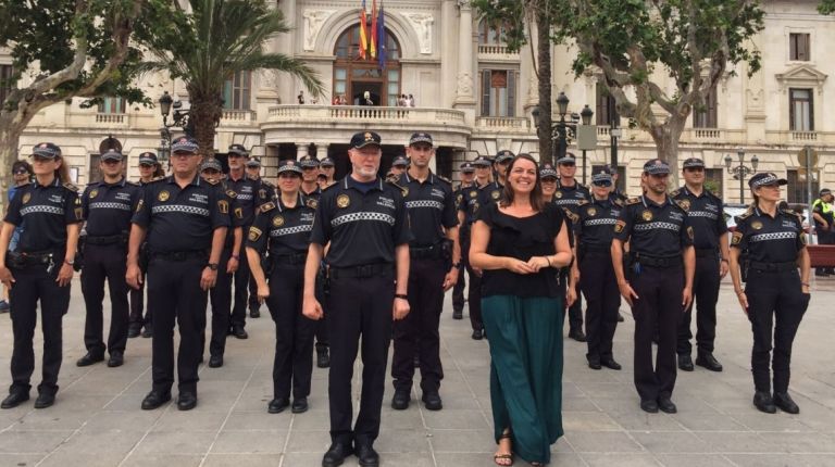 LOS AGENTES DE LA POLICÍA LOCAL DE VALÈNCIA YA TRABAJAN CON EL UNIFORME QUE HAN REIVINDICADO 