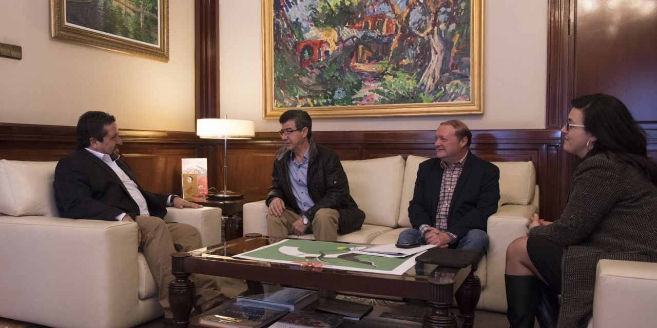  El presidente de la Diputación de Castellón, Javier Moliner, se ha reunido con el alcalde de Torralba del Pinar, José Navarro