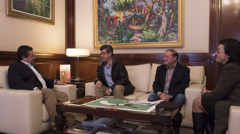 El presidente de la Diputación de Castellón, Javier Moliner, se ha reunido con el alcalde de Torralba del Pinar, José Navarro