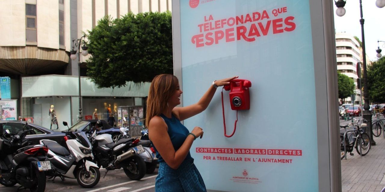  La concejala de Desarrollo Económico Sostenible, Sandra Gómez, ha presentado esta mañana el teléfono que el Ayuntamiento ha instalado entre las calles Colón y Russafa