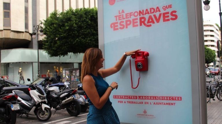 La concejala de Desarrollo Económico Sostenible, Sandra Gómez, ha presentado esta mañana el teléfono que el Ayuntamiento ha instalado entre las calles Colón y Russafa