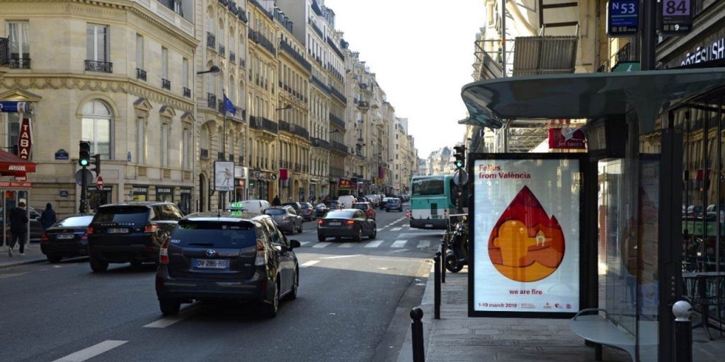  Los carteles ya lucen en las marquesinas de autobuses de París y de Londres