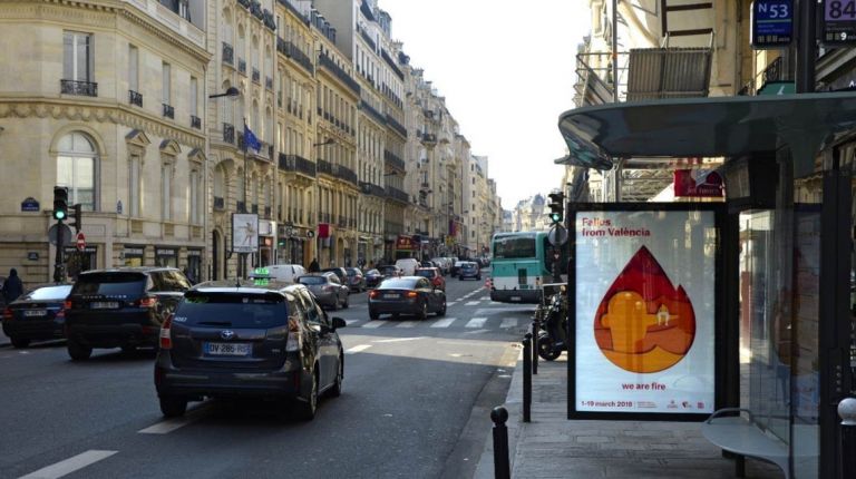 Los carteles ya lucen en las marquesinas de autobuses de París y de Londres