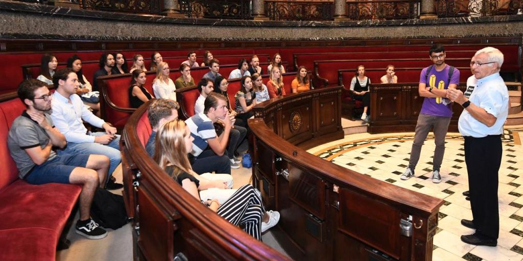  El alcalde de València, Joan Ribó, ha recibido hoy a los estudiantes del Máster de Administración Pública y Ciencia Organizativa de la Universidad de Utrecht 