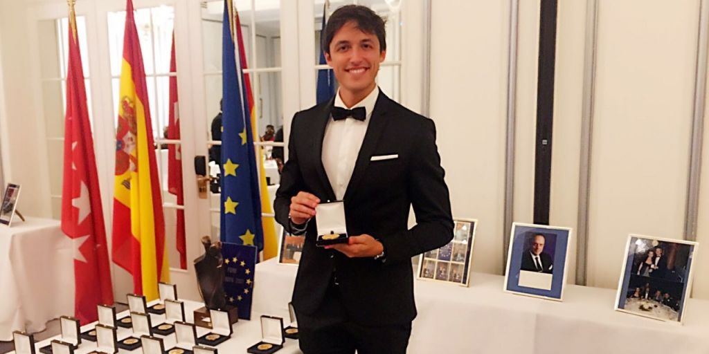  JONATHAN GARCIA ABAD GALADORNADO CON  LA MEDALLA DE ORO DE LOS REYES CATÓLICOS