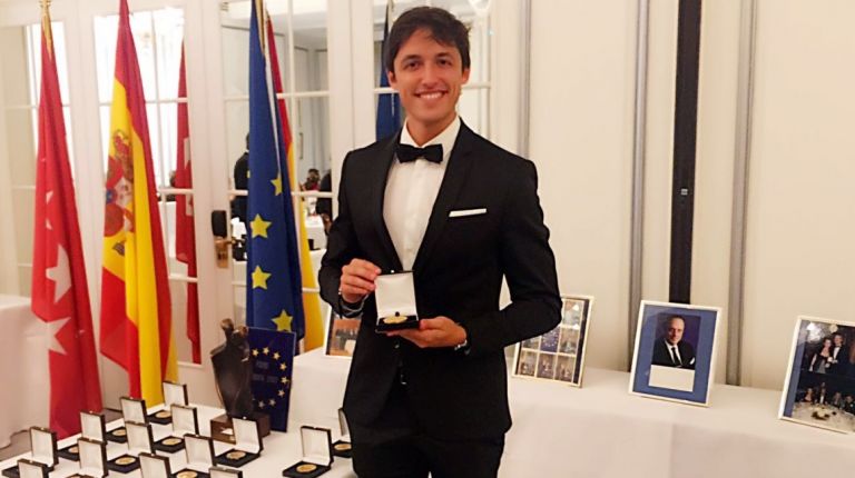 JONATHAN GARCIA ABAD GALADORNADO CON  LA MEDALLA DE ORO DE LOS REYES CATÓLICOS