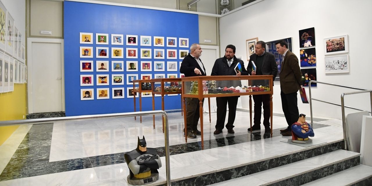  Moliner conoce la exposición 'Arte, Toys y Artoys' que impulsa la Diputación junto a Caja Castellón 