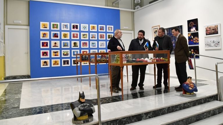 Moliner conoce la exposición 'Arte, Toys y Artoys' que impulsa la Diputación junto a Caja Castellón 