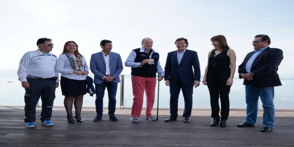  S.M. el Rey Don Juan Carlos recibe la licencia de honor de vela de manos del Secretario de Estado para el Deporte José Ramón Lete