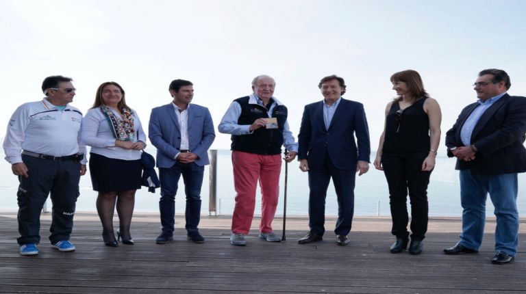 S.M. el Rey Don Juan Carlos recibe la licencia de honor de vela de manos del Secretario de Estado para el Deporte José Ramón Lete