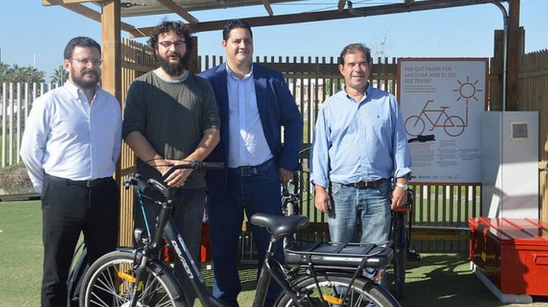 València instala bicis eléctricas cargadas con energía solar