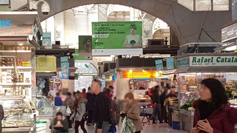 El barco residencia The World compra productos frescos para sus restaurantes en el Mercado Central de Valencia