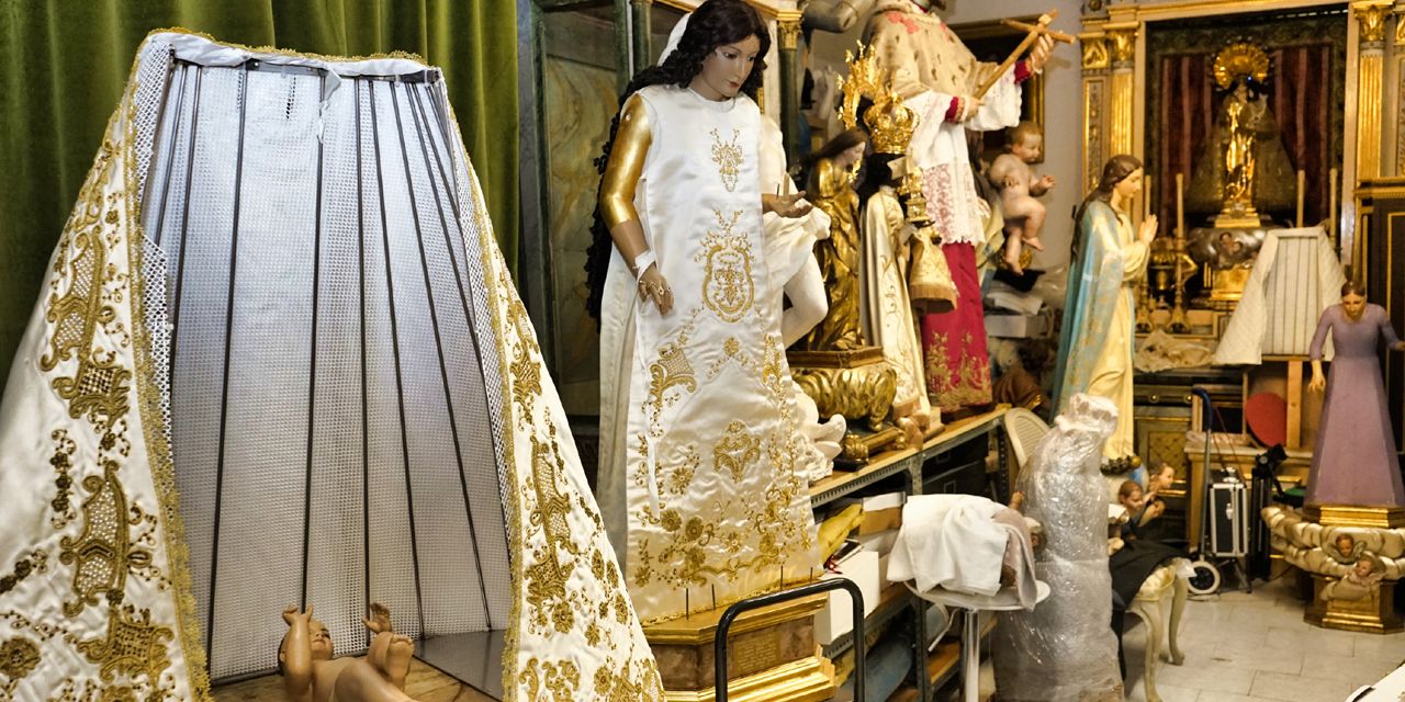  La Virgen del Mercat luce en todo su esplendor tras una minuciosa restauración a cargo del artista especializado en arte sacro  Pedro José Arrúe