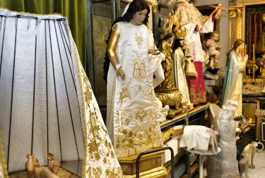 La Virgen del Mercat luce en todo su esplendor tras una minuciosa restauración a cargo del artista especializado en arte sacro  Pedro José Arrúe