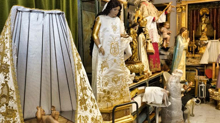 La Virgen del Mercat luce en todo su esplendor tras una minuciosa restauración a cargo del artista especializado en arte sacro  Pedro José Arrúe