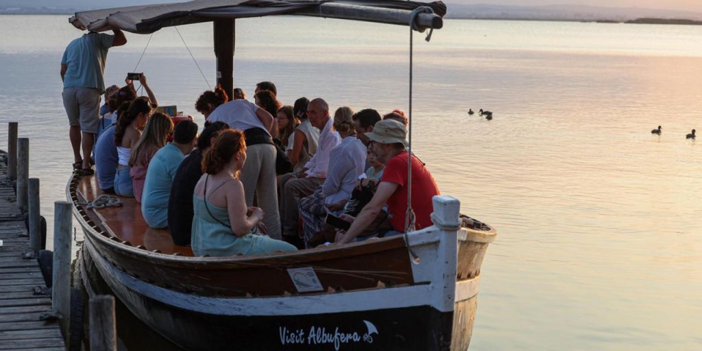  Los paseos en barca por l’Albufera conquistan la Gran Fira de València