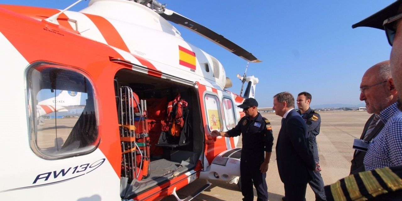  El delegado del Gobierno en la Comunitat Valenciana, Juan Carlos Moragues, ha visitado hoy la base los medios aéreos de Salvamento Marítimo