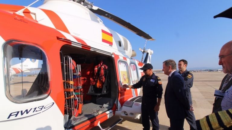 El delegado del Gobierno en la Comunitat Valenciana, Juan Carlos Moragues, ha visitado hoy la base los medios aéreos de Salvamento Marítimo