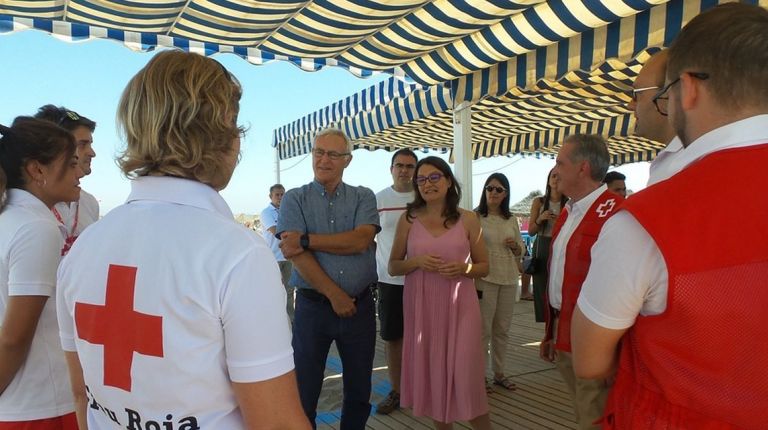 Cerca de 15.000 personas con movilidad reducida han podido bañarse en los puntos accesibles de Cruz Roja en la C. Valenciana