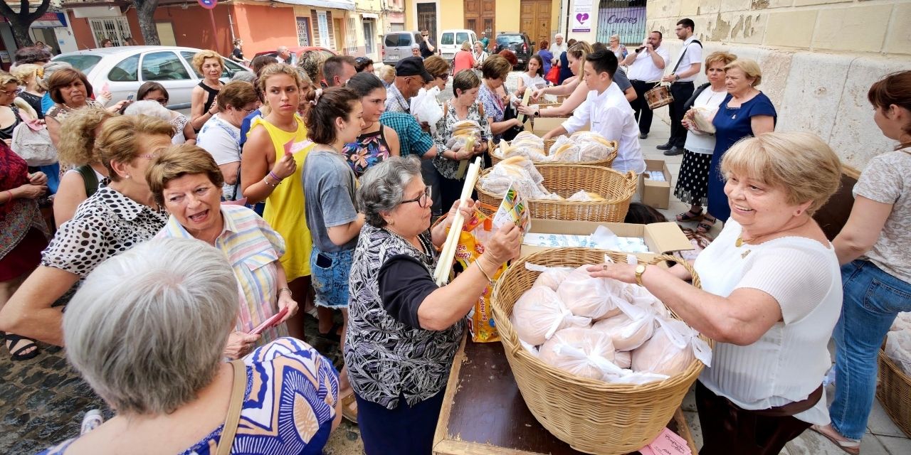  Los Clavarios de Sant Roc de Alboraya reparten los cirios y los rollos en las Fiestas Patronales