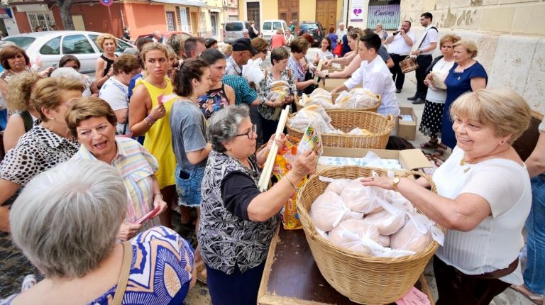 Los Clavarios de Sant Roc de Alboraya reparten los cirios y los rollos en las Fiestas Patronales