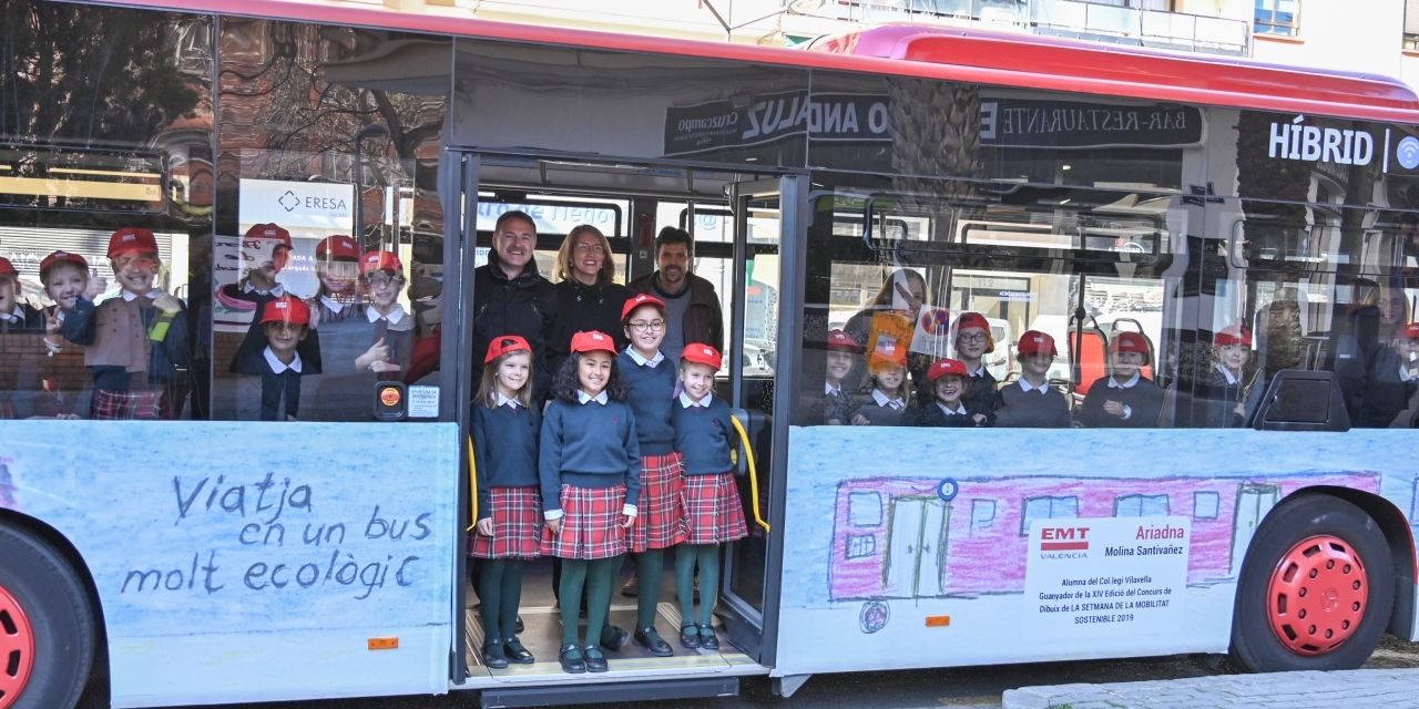  Alumnado de primaria diseña el exterior de un autobús de la EMT