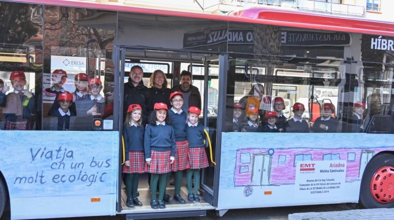 Alumnado de primaria diseña el exterior de un autobús de la EMT