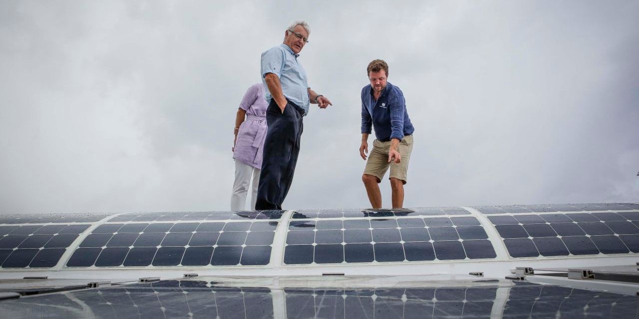  EL ALCALDE RESPALDA  LA INNOVACIÓN Y LA COMBINACIÓN DE ENERGÍAS LIMPIAS EN SU VISITA AL BARCO «ENERGY OBSERVER»