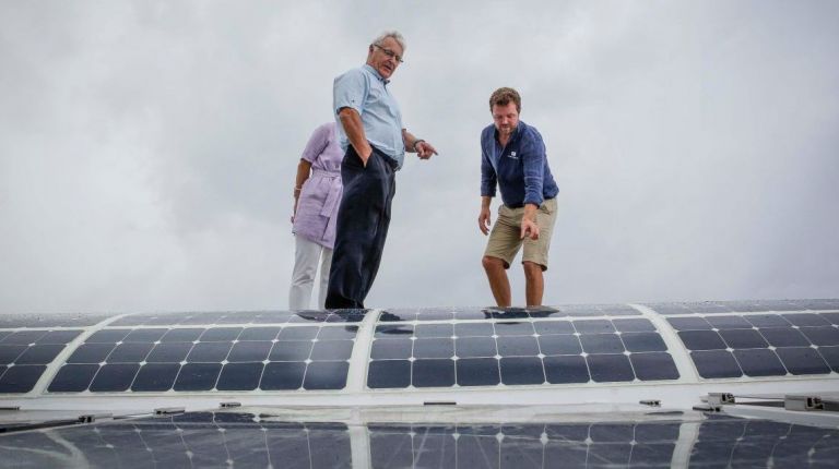 EL ALCALDE RESPALDA  LA INNOVACIÓN Y LA COMBINACIÓN DE ENERGÍAS LIMPIAS EN SU VISITA AL BARCO «ENERGY OBSERVER»