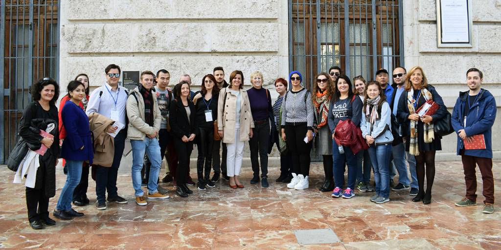  Sandra Gómez recibe a los participantes del curso formativo sobre la Ruta de la Seda que acoge València
