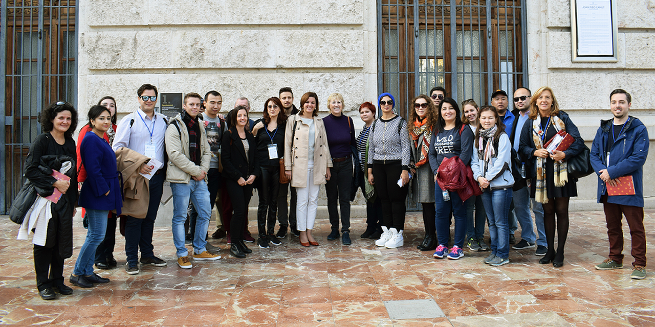  Sandra Gómez recibe a los participantes del curso formativo sobre la Ruta de la Seda que acoge València