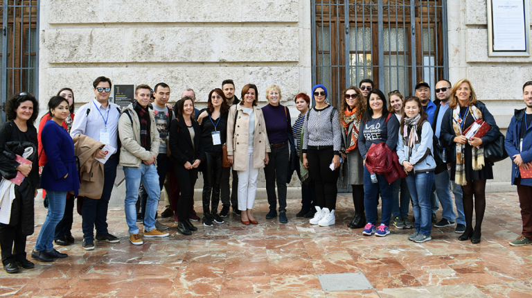 Sandra Gómez recibe a los participantes del curso formativo sobre la Ruta de la Seda que acoge València